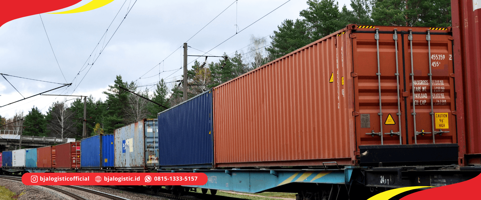 Kereta Api Logistik: Kenapa Rel Berhenti di Jawa, dan Bagaimana Barang Lanjut ke Indonesia Timur